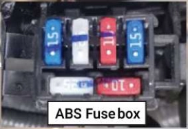 原圖 ABS 保險絲盒局部;僅供檢視已辨識標記,其他模糊處仍未查明